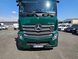 un camion vert garé sur un parking