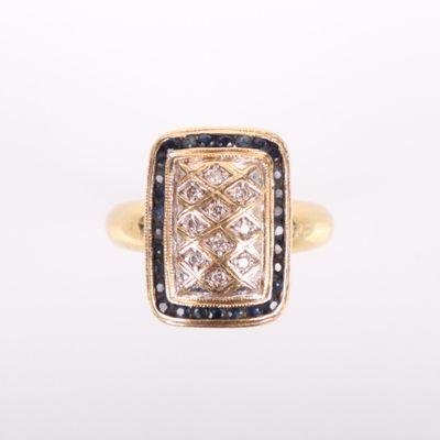 un gros plan d'une bague en or sertie d'un diamant bleu et blanc