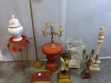 beaucoup d'objets posés sur le sol