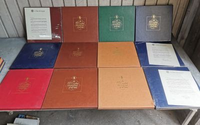 un grand nombre de livres posés sur une table