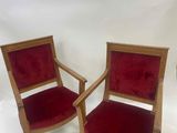 une paire de fauteuils recouverts de velours rouge