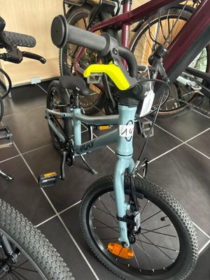 de nombreux vélos garés dans une pièce