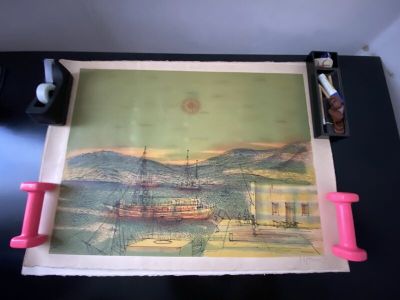 la photo d'une photo représentant un bateau posé sur une table