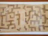 un vieux morceau de tissu orné d'un motif en labyrinthe