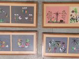 quatre photos encadrées représentant différents types de fleurs et de plantes, accrochées au mur