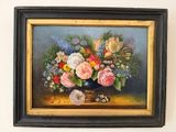 un tableau de fleurs dans un vase sur le mur