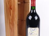 une bouteille de vin posée à côté d'une caisse en bois