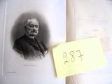 un livre sur lequel figure la photo d'un vieil homme