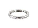 gros plan d'une bague en diamant sur fond blanc