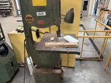 a picture of a machine that is sitting in a warehouse