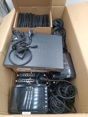 une boîte remplie de matériel électronique qui s'y trouve