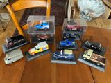 un grand nombre de voitures-jouets qui se trouvent sur la table