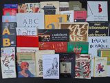 beaucoup de livres posés sur une table noire