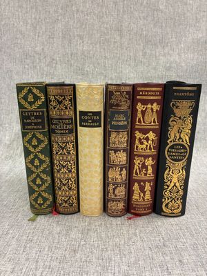 quatre livres sont alignés sur une table