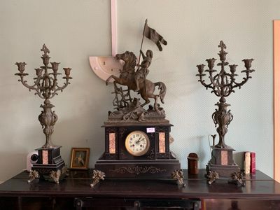 Garniture de cheminée composée d'une pendule sommée d'une re… - Photo 1
