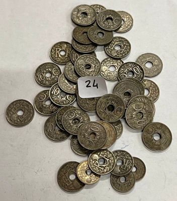 un tas de vieux boutons en métal portant des chiffres, posé sur une table