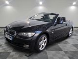 une photo d'une BMW décapotable noire garée dans un garage