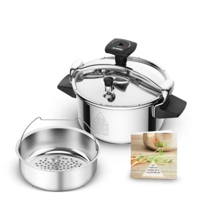 une image représentant une casserole en acier inoxydable avec un couvercle et une passoire