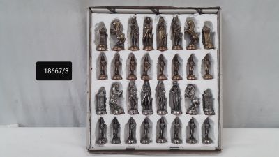 une vitrine contenant de nombreuses figurines en argent