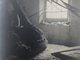 une photo en noir et blanc d'une pièce avec une fenêtre