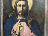 un tableau représentant Jésus les mains levées devant son visage