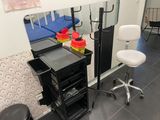 une pièce avec une chaise, une table et un miroir