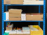 de nombreuses boîtes, les unes à côté des autres, sur l'étagère de la pièce