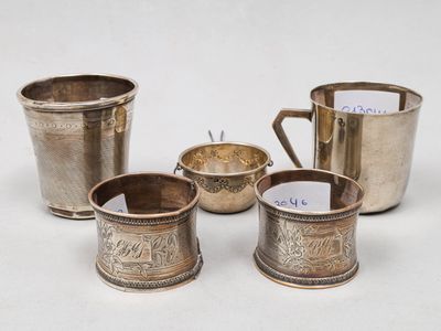 quatre tasses en métal argenté et une tasse à anse