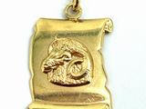 une image représentant un pendentif plaqué or orné d'un lion