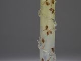 un vase en verre orné d'un motif