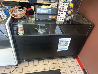 une image d'une cuisine avec un réfrigérateur et un comptoir