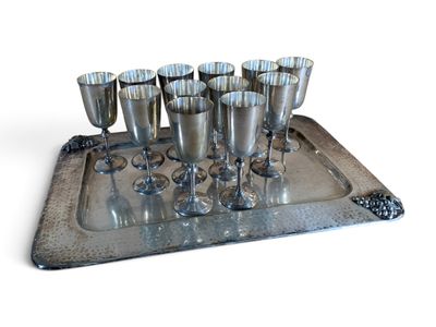 un plateau en argent sur lequel sont posés six verres à vin