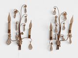 une paire d'appliques murales ornées chacune de fleurs et de feuilles