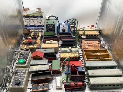 de nombreux types de trains miniatures sur la table