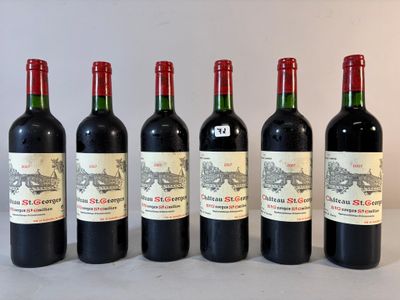 six bouteilles de vin sont alignées sur une table