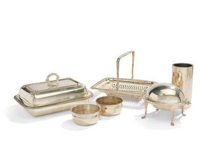 LOT EN MÉTAL ARGENTÉ comprenant : - un rafraichissoir à bout…