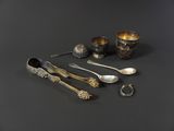 beaucoup de cuillères en argent et de cuillères sur une table
