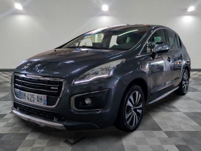 vue de face d'une voiture de couleur sombre garée dans un garage