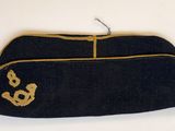 une image représentant un sac noir orné d'une ancre dorée