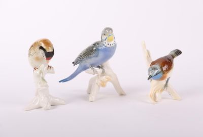 trois figurines d'oiseaux empilées les unes sur les autres