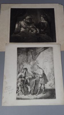 deux photos en noir et blanc représentant un homme et une femme assis à une table
