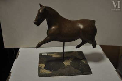 une statue de cheval posée sur une table