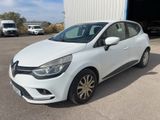 la voiture blanche est garée devant un bâtiment