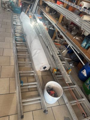 une photo d'une échelle qui se trouve dans un magasin