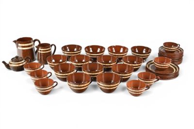 une image représentant un ensemble de tasses et de soucoupes marron et blanches