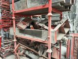 un gros tas d'objets métalliques dans un entrepôt