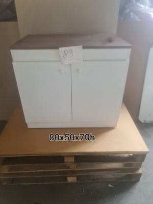 une caisse blanche posée sur une palette en bois