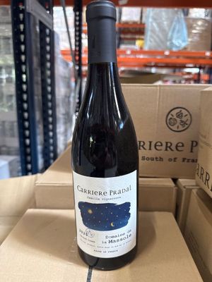 une bouteille de vin posée sur un carton