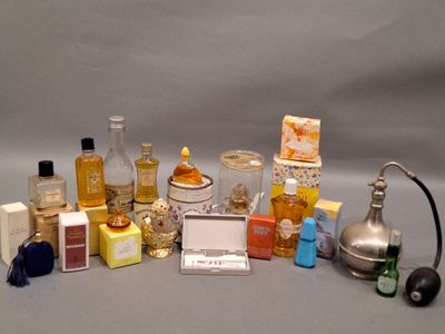 beaucoup de parfums différents sur la table