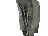 une statue représentant un homme tenant un bâton à la main
